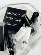 Load image into Gallery viewer, Mungil Black &amp; White Peel Off Nail Polish Set
